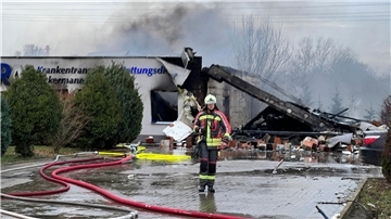 Ein Feuerwehrmann steht nach einer Detonation in einer Rettungswache vor Trümmern.