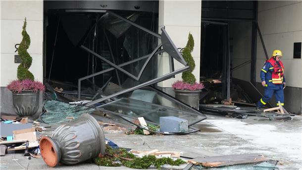 „Regelrechter Tsunami“ - Riesenaquarium in Berlin geplatzt Ein Feuerwehrmann vor dem Eingang des Hotels.