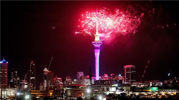 Ein Feuerwerk über dem Sky Tower im Zentrum von Auckland beim  Jahreswechsel an Silvester.