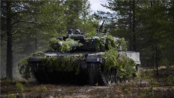 Ein finnischer Panzer Leopard 2A6 fährt während eines Nato-Manövers durch einen Wald. (Archivbild)