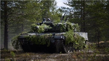 Ein finnischer Panzer Leopard 2A6 fährt während eines Nato-Manövers durch einen Wald. (Archivbild)