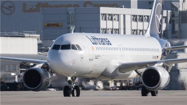 Ein Flugzeug der Lufthansa rollt auf dem Flughafen Frankfurt zum Start.