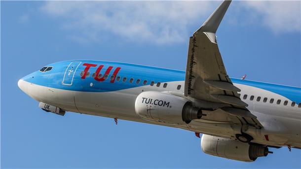 Ein Flugzeug vom Typ Boeing 737-800 der deutschen Fluggesellschaft Tuifly startet vom Flughafen Stuttgart.