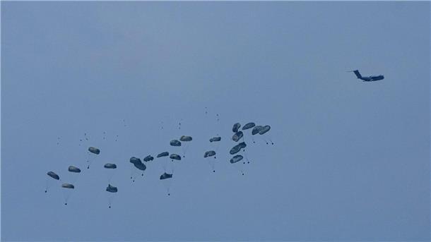 Ein Flugzeug wirft humanitäre Hilfe über dem nördlichen Gazastreifen ab. (Archiv)