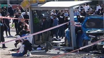 Ein forensisches Team der israelischen Polizei ermittelt am Tatort an einer Bushaltestelle in Ost-Jerusalem.