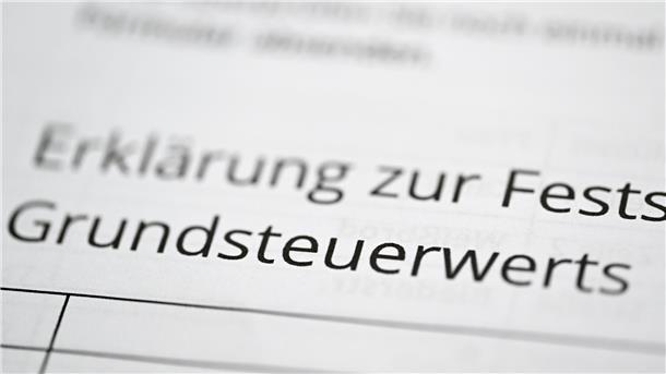 Ein Formular zur Angabe des Grundsteuerwerts für die Grundsteuer. In Hessen haben bislang erst rund die Hälfte der Immobilienbesitzer die Grundsteuererklärung abgegeben.