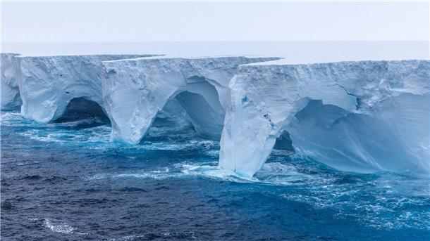 Einst größter Eisberg der Welt wohl bald verschwunden Ein Forscher beschreibt den Eisberg wie „eine Wand von Horizont zu Horizont“.