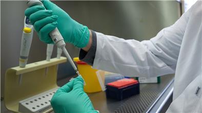 Ein Forscher zeigt, wie ein PCR-Test für die Analyse auf Mutationen des Coronavirus vorbereitet wird.