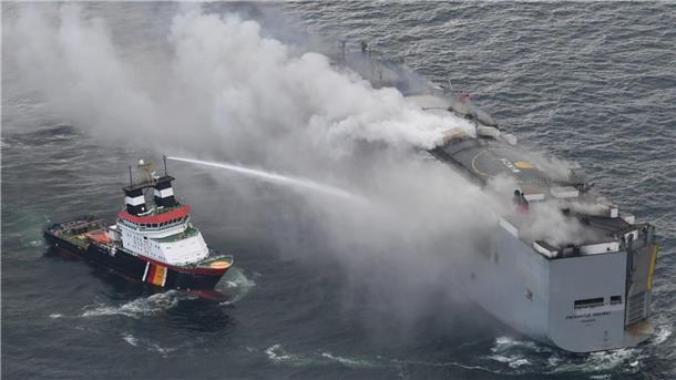 Ein Foto, das von einem Flugzeug der niederländischen Küstenwache aufgenommen wurde, zeigt den brennenden Frachter «Fremantle Highway» in der Nordsee. Der deutsche Notschlepper «Nordic» schießt Wasser auf den Rumpf, um die Bordwand zu kühlen.