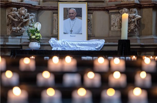 Ein Foto des verstorbenen Papstes Franziskus: Vielerorts nutzen Menschen die Möglichkeit, sich zu verabschieden.
