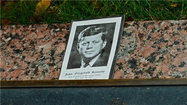 Ein Foto von John F. Kennedy liegt neben der Gedenktafel auf der Dealey Plaza in Dallas, dem Platz, wo am 22. November 1963 das Attentat auf den damaligen US-Präsident geschah.