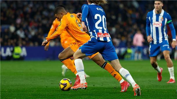 Ein Foul an Real-Profi Kylian Mbappé (l) ist der Auslöser für einen großen Schiri-Streit