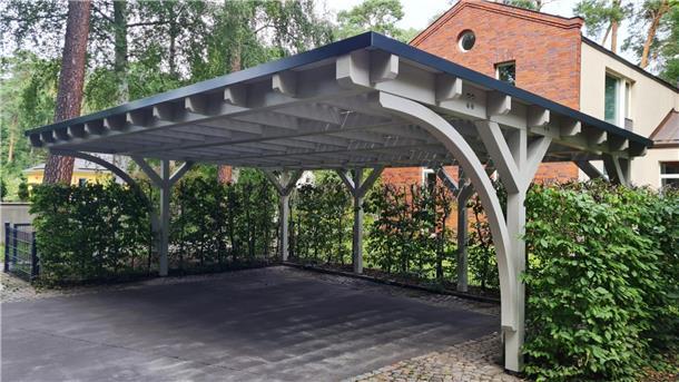 Ein freistehender Carport.