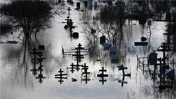 Ein Friedhof in Orsk in Russland steht unter Wasser.