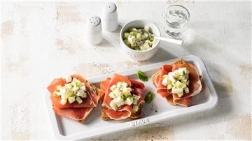 Ein fruchtig-würziger Sommersnack: Käse-Schinken-Toast mit einem Melonen-Feta-Salat.
