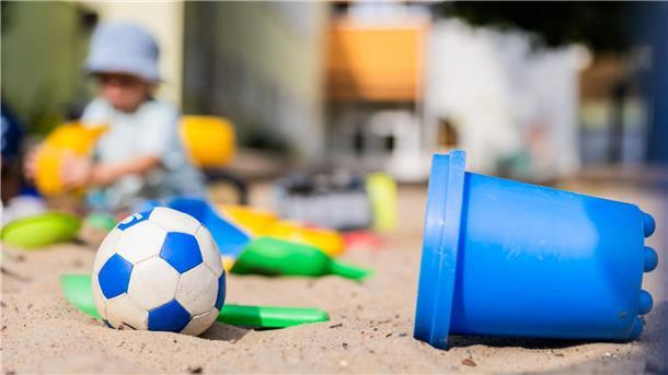 Ein Fußball und die Farbe Blau: klassisches Spielzeug für Jungen - oder? (Symbolbild)