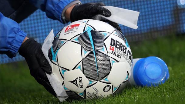 Ein Fußball wird desinfiziert. Die Corona-Pandemie stellt auch den Amateurfußball vor besondere Herausforderungen.