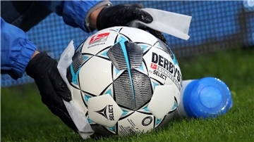 Ein Fußball wird desinfiziert. Die Corona-Pandemie stellt auch den Amateurfußball vor besondere Herausforderungen.