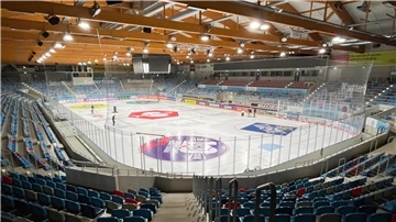 Ein ganz neuer Anblick: Für die Playoffs in der CHL muss die Werbung in der Eisarena Bremerhaven überklebt und durch CHL-Werbepartner ersetzt werden.