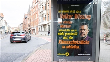 Ein gefälschtes Plakat der Partei Bündnis 90/Die Grünen an einer Bushaltestelle im Stadtteil Linden in Hannover. Wegen der Aktion hat die Partei Strafanzeige gestellt.