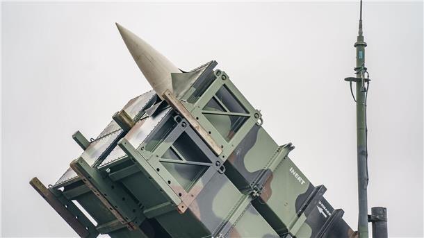 Ein gefechtsbereites Flugabwehrraketensystem vom Typ „Patriot“ des Flugabwehrraketengeschwaders 1 der Bundeswehr.