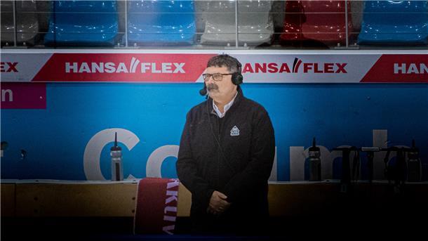 Zum 70. Geburtstag: Die Karriere von Alfred Prey in Bildern Ein gefragter Mann: Pinguins-Manager Alfred Prey gibt bei Magentasport ein Interview.