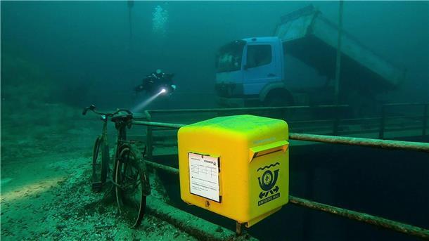 Taucher nutzen Briefkasten in 19 Metern Tiefe  Ein gelber Briefkasten der Marke Eigenbau ist im Kreidesee in einer Tiefe von 19 Metern angebracht.