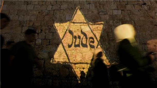 Israel gedenkt Opfern des Holocaust  Ein gelber Davidstern mit der Aufschrift „Jude“, ähnlich dem, den Juden in Nazi-Deutschland tragen mussten, wird am Abend des jährlichen Holocaust-Gedenktages Yom HaShoah auf die Mauern der Jerusalemer Altstadt projiziert.