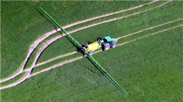 Ein Generalverbot von Pflanzenschutzmitteln in Landschaftsschutzgebieten hätte auch für die Landwirte in der Wesermarsch Folgen.