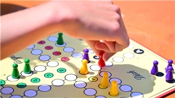 Ein generationsübergreifendes Spiel mit einfachen Regeln: „Mensch ärgere dich nicht“.
