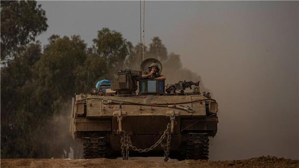 Antisemitismusbeauftragter: Kein Waffenembargo gegen Israel Ein gepanzerter Mannschaftstransportwagen der israelischen Armee: Felix Klein „möchte sehr dafür plädieren, dass weiter Waffen geliefert werden an Israel“.