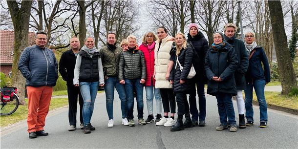 Ist der Bogen überspannt? Widerstand gegen den geplanten Solarpark in Wilstedt Männer und Frauen blicken in die Kamera.