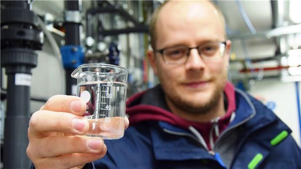 Abwasser-Aufbereitung: Land gibt viel Geld für Vorzeigeprojekt in Nordenham Ein Mann hält ein Glas mit Wasser in die Kamera. Es handelt sich um gereinigtes Abwasser, das für die industrielle Produktion bei Kronos Titan verwendet werden soll.
