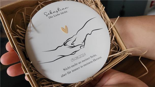 Trauer, wie bei einem Lebenspartner: Wenn das geliebte Haustier stirbt... Ein Geschenk einer Nachbarin zur Erinnerung an Karin Sotteks verstorbenen Hund Sebastian.