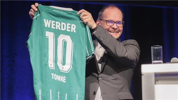 Ein Geschenk für den Ehrengast beim IHK-Wirtschaftsempfang in Bremen: Niedersachsens Wirtschaftsminister Grant Hendrik Tonne (SPD) freute sich über das Werder-Trikot.