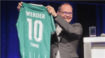 Ein Geschenk für den Ehrengast beim IHK-Wirtschaftsempfang in Bremen: Niedersachsens Wirtschaftsminister Grant Hendrik Tonne (SPD) freute sich über das Werder-Trikot.