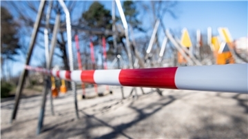 Ein geschlossener Spielplatz: Schullandheime und Jugendherbergen haben derzeit finanzielle Schwierigkeiten.