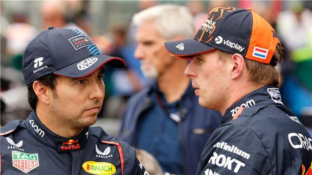 Ein Gespräch unter Teamkollegen: Sergio Perez und Max Verstappen.