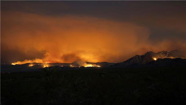 Ein gewaltiger Waldbrand im kalifornischen Mojave National Preserve breitet sich durch unberechenbaren Wind weiter aus.