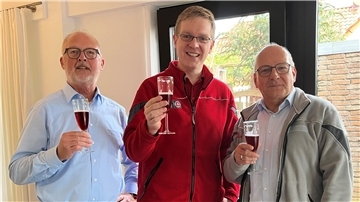Ein Gläschen Himbeerbrause zum Jubiläum: Dieter Meyer (links) und Wilfried Barysch (rechts) gratulieren Markus Wedemeyer zur 25-jährigen Mitgliedschaft bei der Johanniter-Unfall-Hilfe.