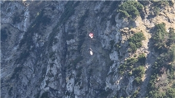 Ein Gleitschirmflieger in den Seilen einer Seilbahn in Oberbayern - er konnte gerettet werden.