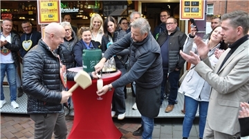 Prost Bremervörder Stadtrummel: Premiere auf Anhieb gelungen Ein glückliches Händchen zur Premiere bewies Bürgermeister Michael Hannebacher: Der Fassanstich klappte prima und passte perfekt zum rundum gelungenen Auftakt für den Stadtrummel, der nach 40 Jahren wieder im Herzen der Stadt stattfand.