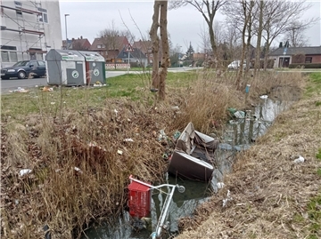 Ein Graben wie ein Müllplatz, aufgenommen an der Straße An den Wurten in Einswarden.