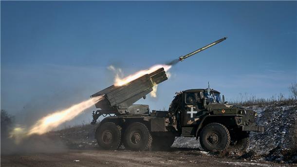 Ein Grad-Mehrfachraketenwerfer der ukrainischen Armee feuert Raketen. Die Lage an der Front rund um die umkämpfte Kleinstadt Soledar spitzt sich weiter zu.