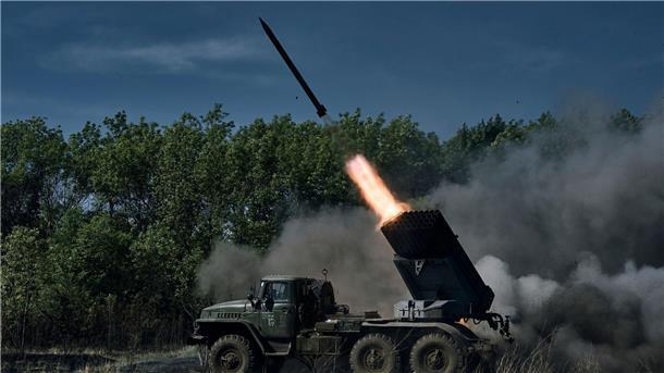 Ein Grad-Mehrfachraketenwerfersystem der ukrainischen Armee feuert Raketen auf russische Stellungen an der Frontlinie in der Nähe von Bachmut.