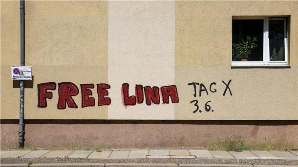 Ein Graffiti „Free Lina 3.6. Tag X“ an einem Wohnhaus im Leipziger Süden. Die Polizei erwartet am Samstag den größten Einsatz seit zwei Jahren.