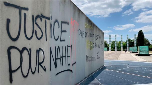 Macron verspricht nach Unruhen „grundlegende Antworten“ Ein Graffiti mit der Aufschrift „Gerechtigkeit für Nahel“ wurde auf ein Denkmal zum Gedenken an die Opfer des Holocaust gesprüht.