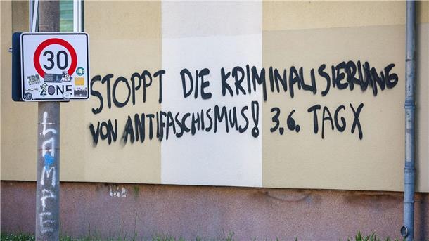 Lina E.: Polizei bereitet sich auf Großeinsatz vor Ein Graffiti prangt an einem Wohnhaus im Leipziger Süden.