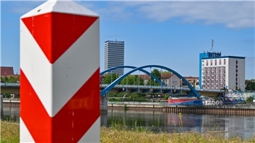 Ein Grenzpfeiler in den rot-weißen Nationalfarben Polens steht am deutsch-polnischen Grenzübergang Stadtbrücke.