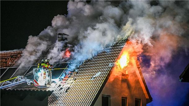 Familie grillt auf Balkon - Dachgeschoss brennt ab Ein Grill hat in Essingen in Baden-Württemberg das Dachgeschoss eines Wohnhauses in Flammen gesetzt.
